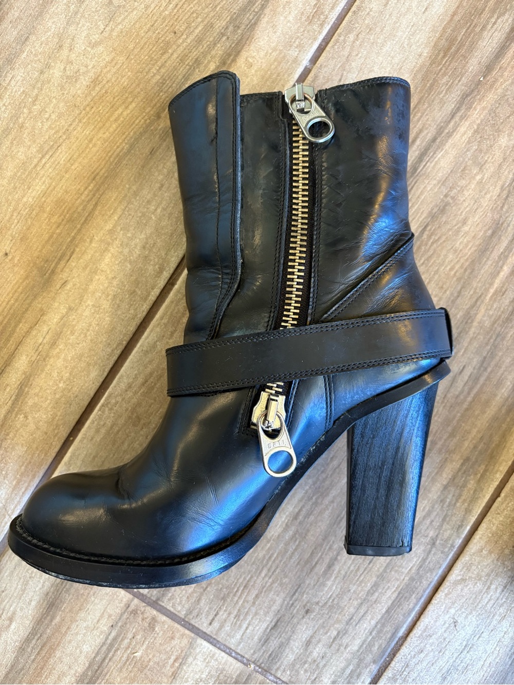 Chloe Women's Black Leather High-Heel Boot with Decorative Zippers 38
